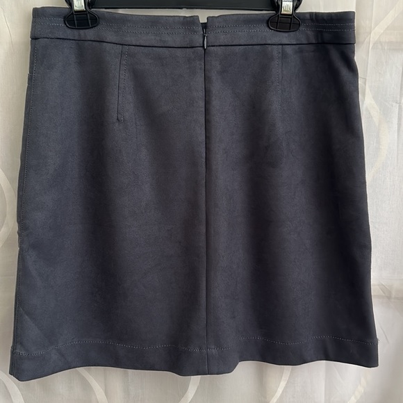 Loft Gray Faux Suede, Fully Lined, Mini Skirt, Size 8 - Picture 2 of 6